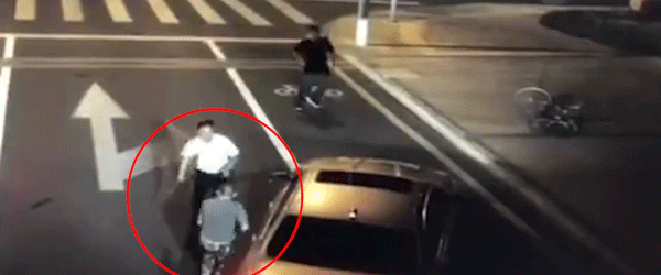 A gif showing Yu (the cyclist in while) attacking Liu using Liu's knife in Kunshan, Jiangsu Province on Monday, August 27, 2018. [Photo: thepaper.cn]