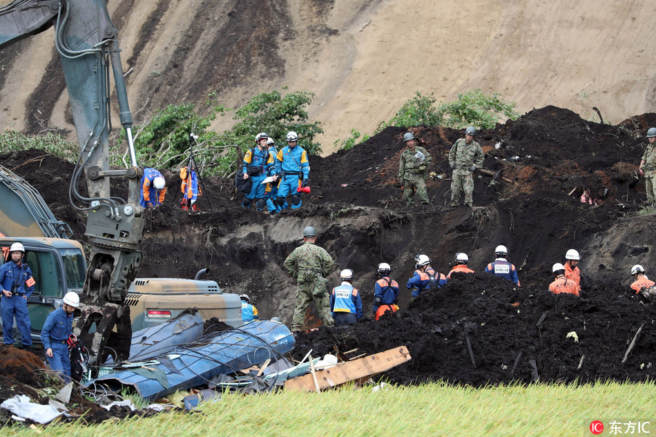 Police officers and fire fighters search for missing people at a collapsed house following a large landslide in Atsuma, Hokkaido, northern Japan, 08 September 2018. [Photo: IC]