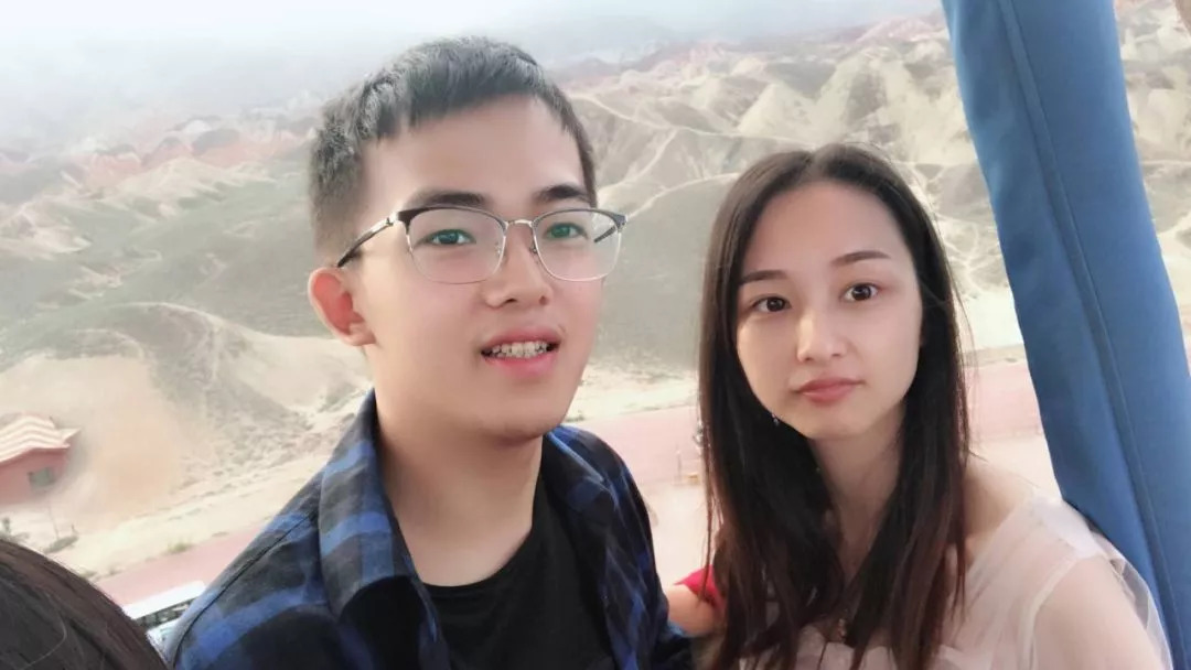Nurse Zhou Wei and her husband on their honeymoon in Qinghai Province. [Photo: thepaper.cn]