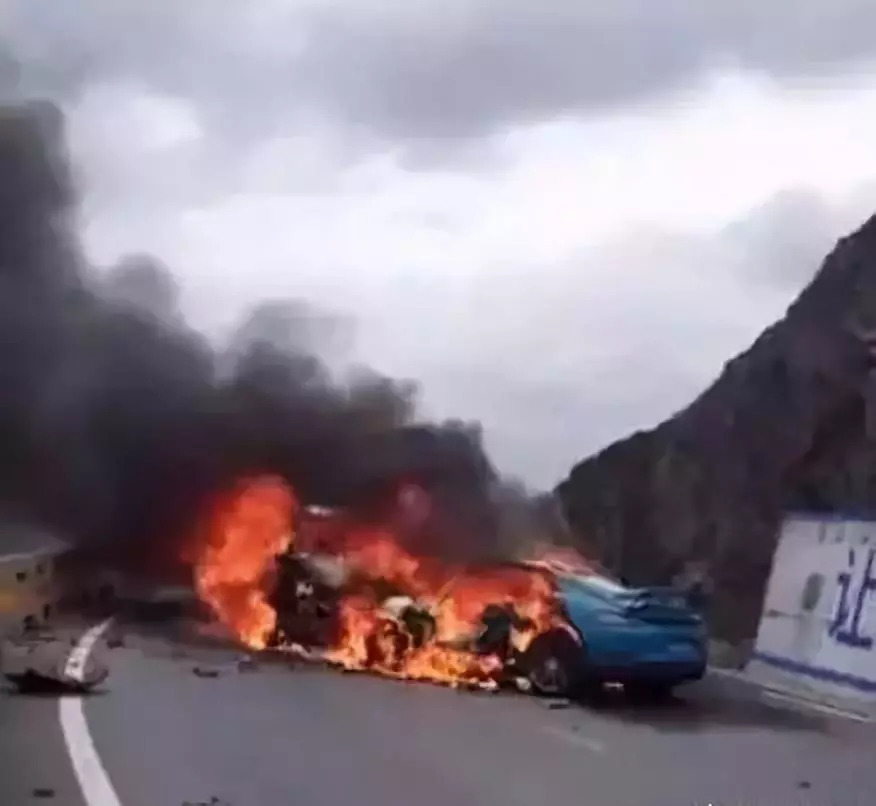 Fire and smoke is seen at the site where two vehicles crashed. [Photo: thepaper.cn]