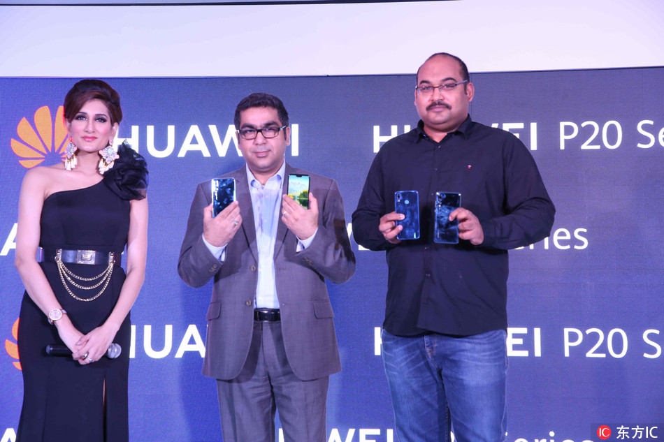 P. Sanjeev (R), Vice-President of Sales of Huawei Business Group and CMO Suhail Tarique(C) unveiled the P20 Lite and the P20 Pro in New Delhi, India, on April 24, 2018. [File Photo: IC]