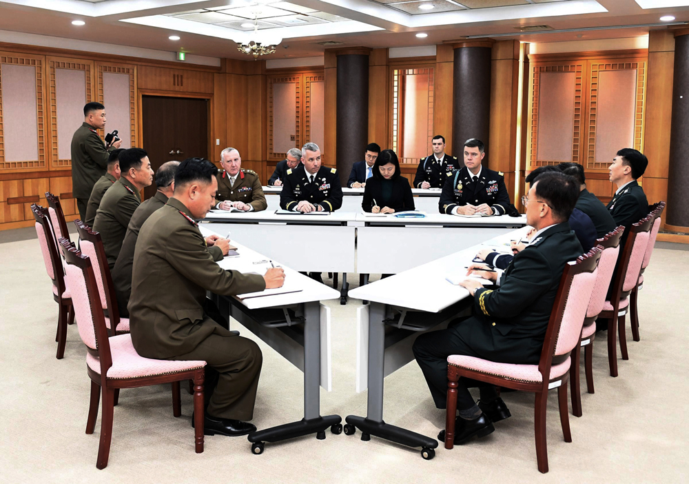 The U.S.-led United Nations Command, center, South Korean and North Korean, left, military officers attend a meeting at the southern side of Panmunjom in the Demilitarized Zone, South Korea, October 16, 2018. [Photo: AP]