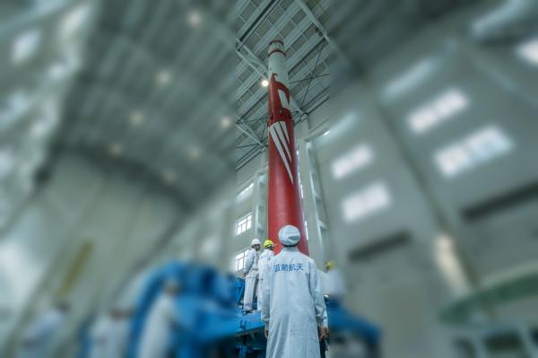 Technician inspects the "Zhuque Nantaihu," the first-ever three-level carrier rocket manufactured by private company in China. [Photo provided by The Landspace Science and Technology Company to Qianjiang Evening News]