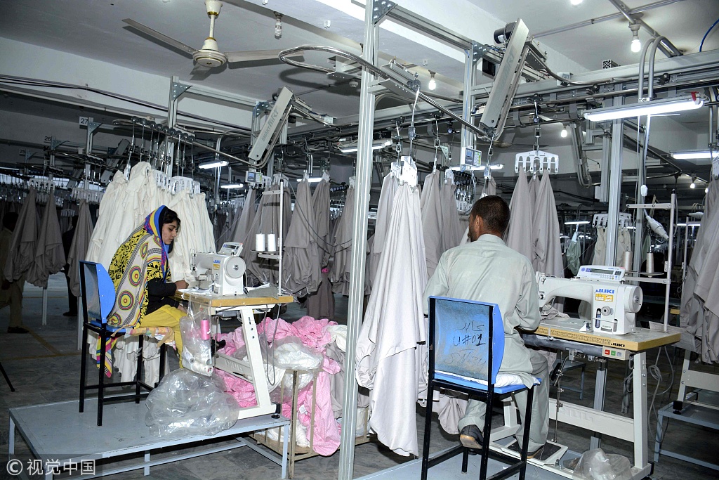 A photo shows Pakistani machinists working at a textile factory in Faisalabad, on November 16, 2016. [Photo: VCG]