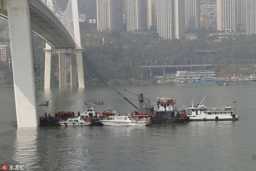 Chinese rescuers search for passengers at the accodent site after a bus crashed with a car and plunged into the Yangtze River from a bridge, is pictured in Wanzhou district, Chongqing, China, 28 October 2018. [Photo: IC]
