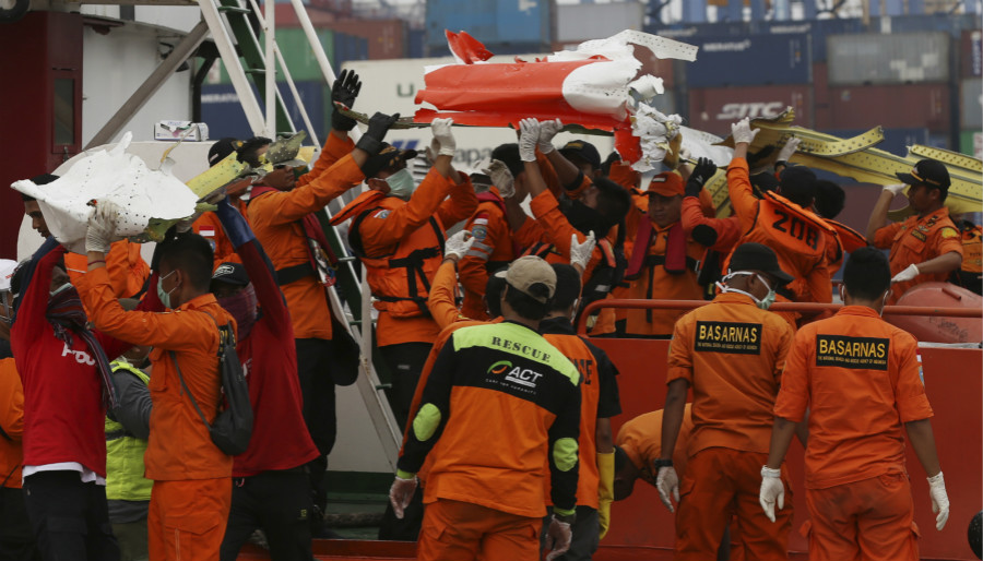 Recovery teams unload pieces of wreckage from the Lion Air jet that crashed into Java Sea at Tanjung Priok Port in Jakarta, Indonesia, Saturday, Nov. 3, 2018. New details about the crashed aircraft previous flight have cast more doubt on the Indonesian airline's claim to have fixed technical problems as hundreds of personnel searched the sea a fifth day Friday for victims and the plane's fuselage. [Photo: AP]