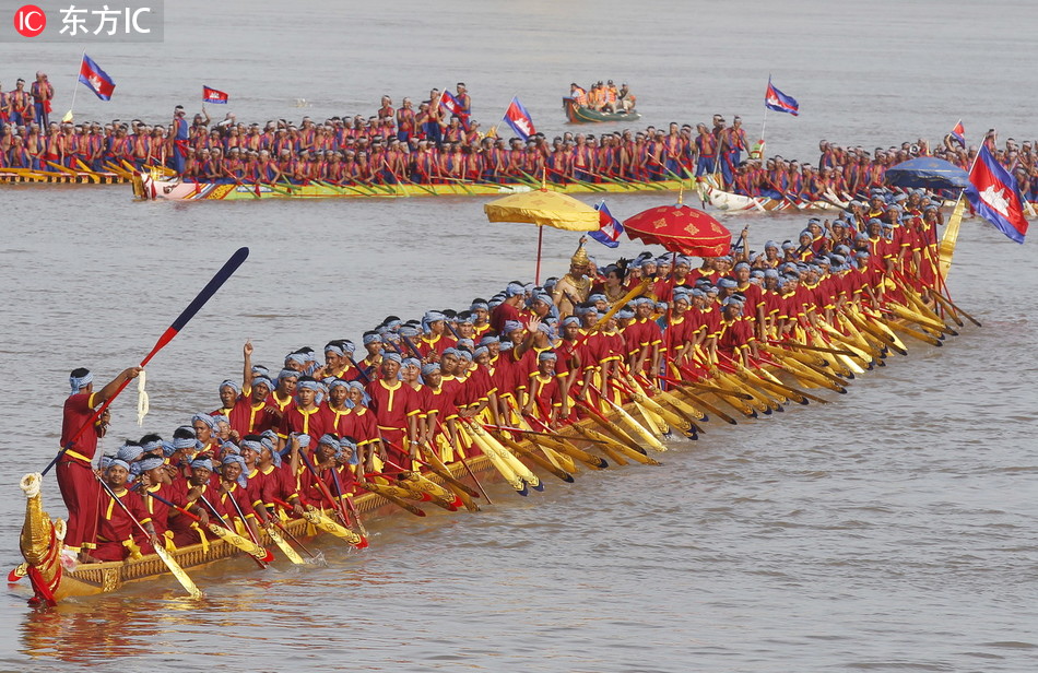 A team of Cambodians build the long dragon boat which is 87.3 meters long, and carried 179 people, to break the Guinness World Record for the longest dragon boat on Monday, 12 November 2018 on the Mekong River in Prey Veng province, Cambodia. [File Photo: IC]