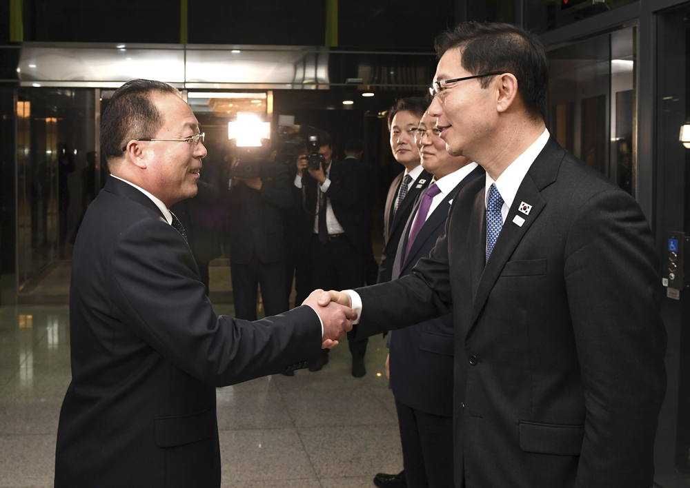In this photo provided by South Korea Unification Ministry, South Korean Vice Unification Minister Chun Hae-sung, right, shakes hands with the head of North Korean delegation Jon Jong Su after a meeting at Panmunjom in the Demilitarized Zone in Paju, South Korea, Wednesday, Jan. 17, 2018. [File photo: South Korea Unification Ministry via AP]