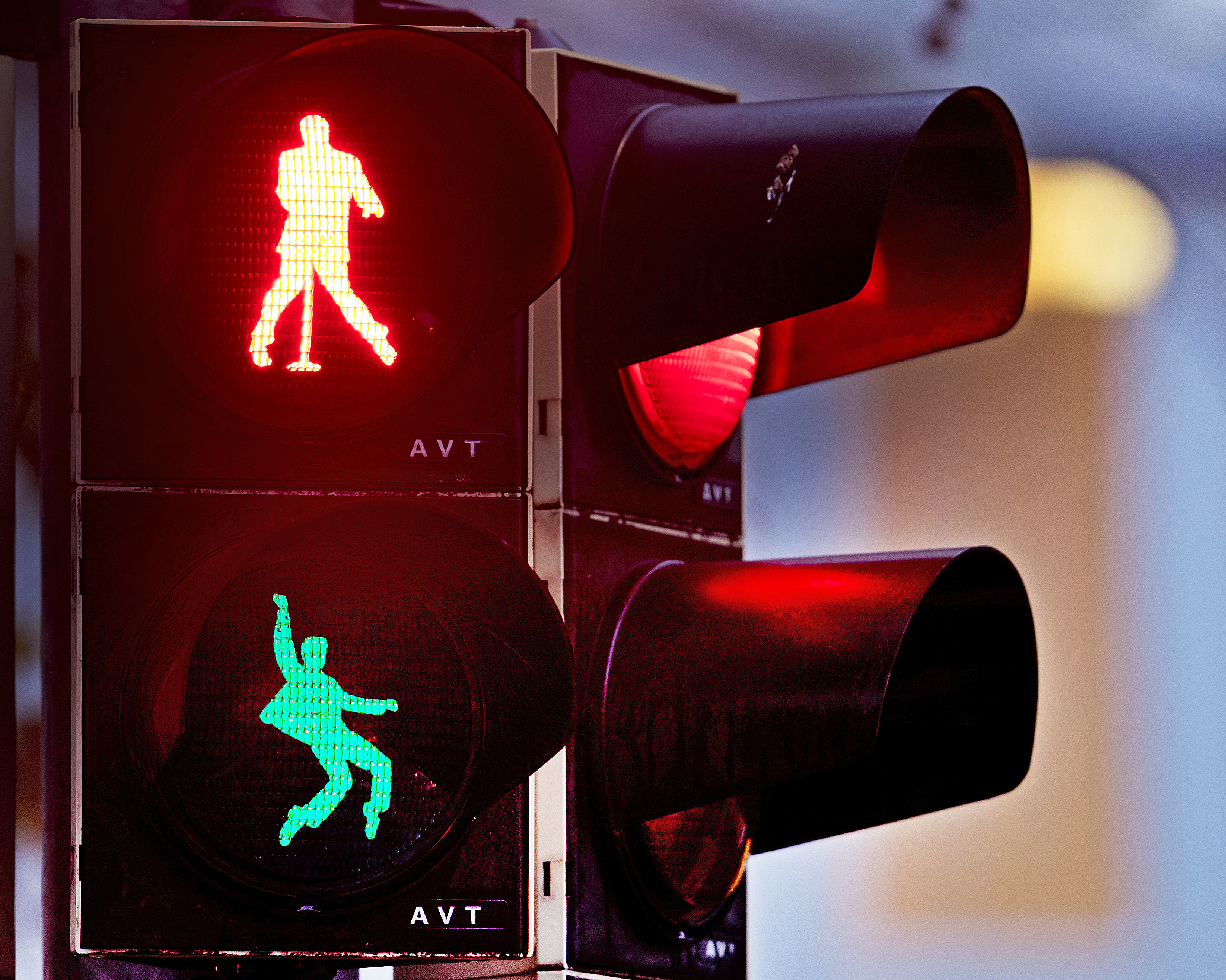 Walking figures depicting late US rock and roll legend Elvis Presley appear on a traffic light switching from green to red in Friedberg near Frankfurt, Germany, Thursday, Dec. 6, 2018. [Photo: AP]