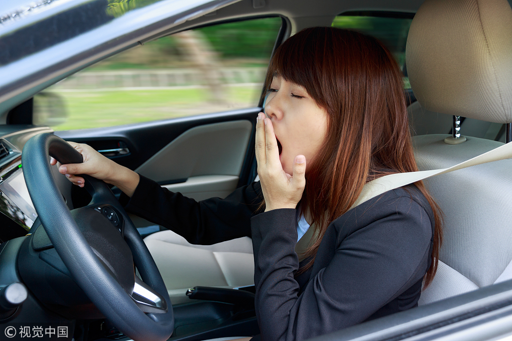 A woman yawns while driving. [Photo: VCG]