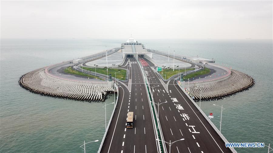 Aerial photo taken on Oct. 24, 2018 shows cars running on the Hong Kong-Zhuhai-Macao Bridge. The Hong Kong-Zhuhai-Macao bridge, the world's longest cross-sea bridge, opened to public traffic Wednesday. [Photo: Xinhua/Liang Xu]