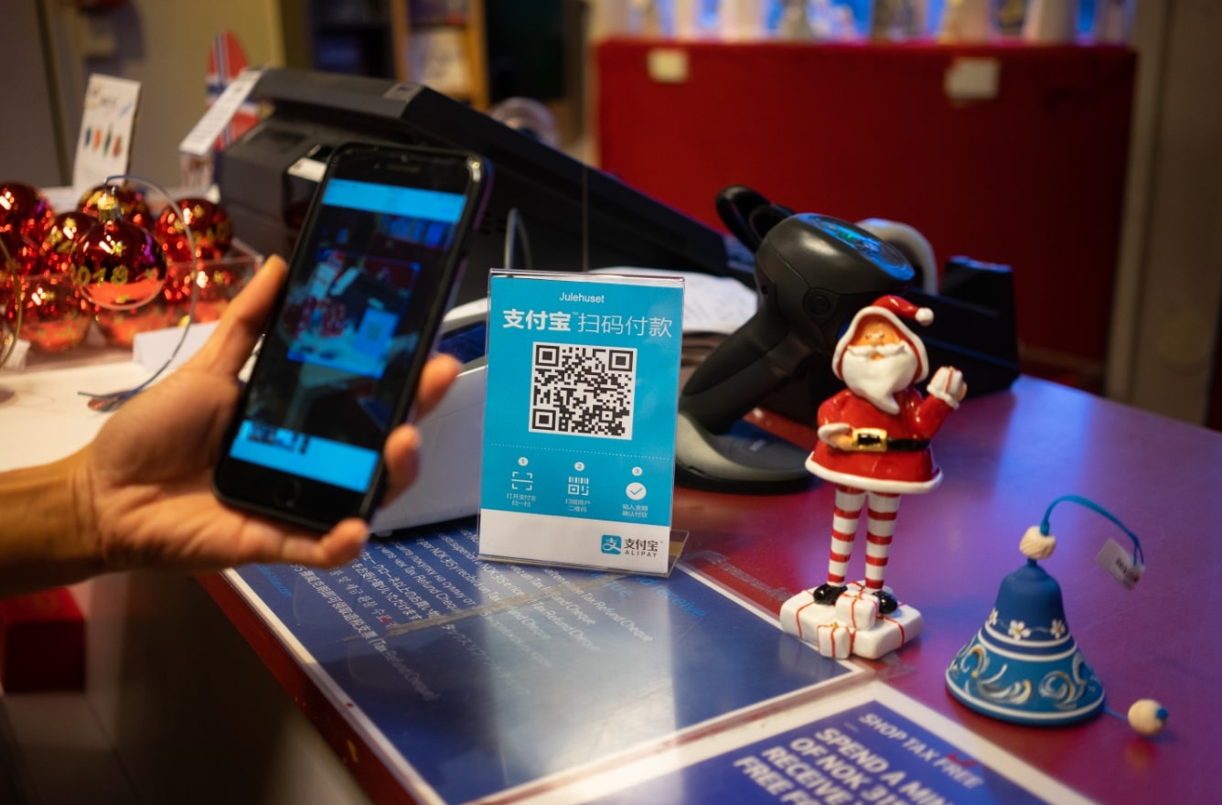 Chinese tourists can now pay with Alipay at a souvernir shop in Bryggen, famous for its characteristic wooden houses. [Photo provided to China Plus]