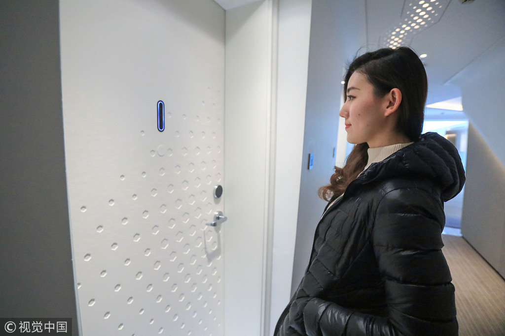 A guest scans her face to enter her room at Alibaba's AI-driven "Flyzoo Hotel" in Hangzhou, Zhejiang Province, December 17, 2018. [Photo: VCG]
