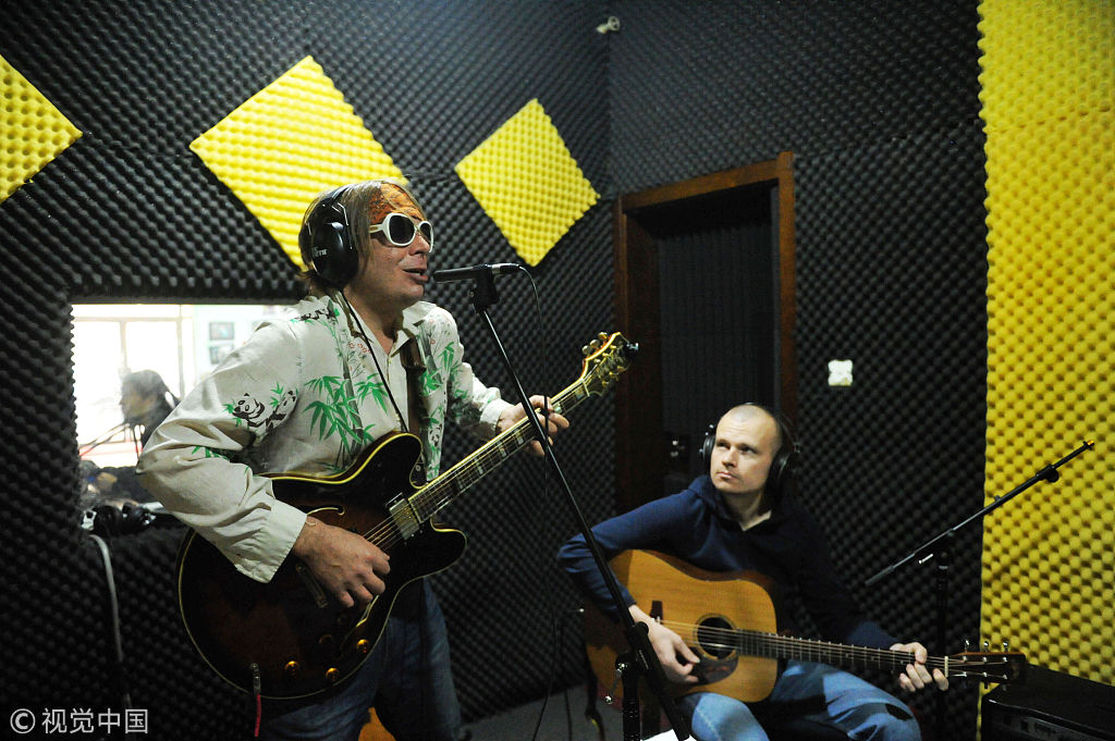 Dai Ling records his musical adaptation of the Chinese classic text "Tao Te Ching" with his friend at a studio on Monday, December 24, 2018. [File Photo: VCG]