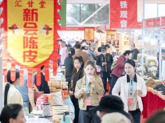 Tea culture delights visitors at autumn tea industry trade expo