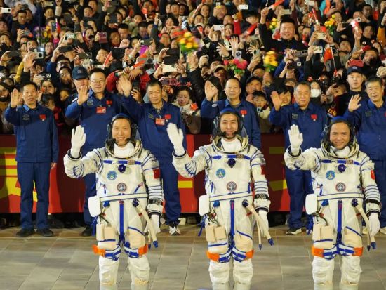 Send-off ceremony held for Chinese astronauts of Shenzhou-21 mission