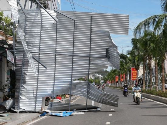 Typhoon Kalmaegi kills 5 people in Vietnam as the Philippines prepares for a new storm