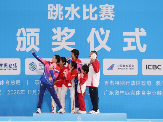 Chen wins 10m platform, Hou bags third straight weightlifting title