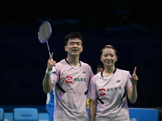 Badminton pair 'Yasi' wins gold in final bow