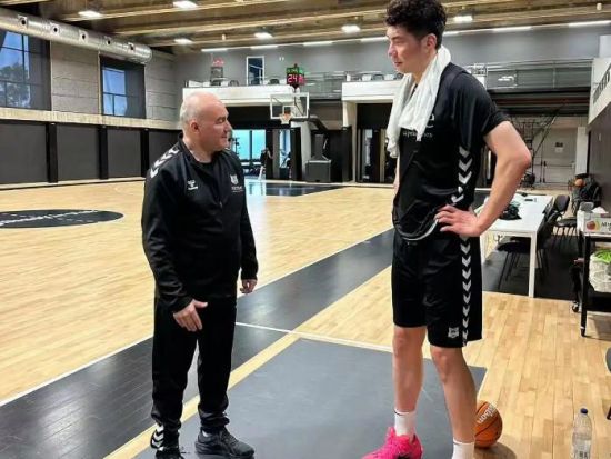 Chinese center Yu impresses Spanish basketball with free throws