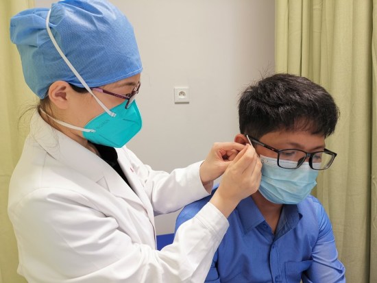 People in western Cambodia awed by traditional Chinese medicine treatment