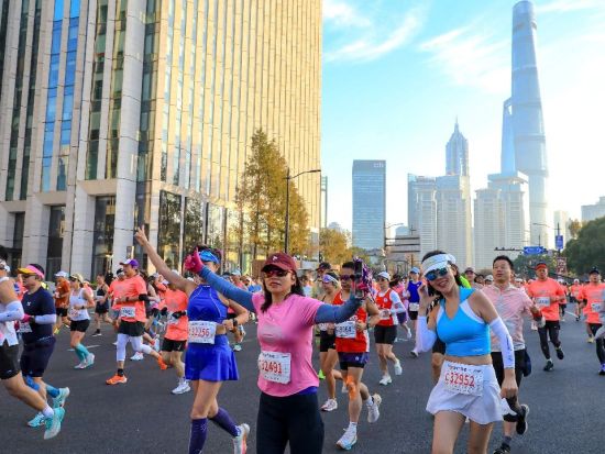 Shanghai Marathon draws 23,000 runners; women’s record broken