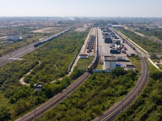 Laos launches first cassava starch export to China by full train