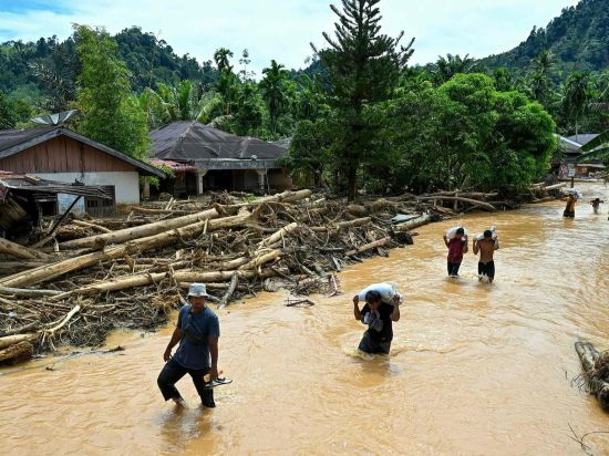 Death toll from floods, landslides in Indonesia rises to 712