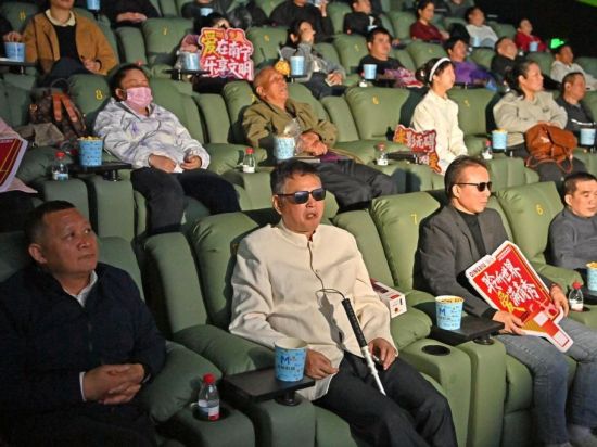 Visually-impaired people enjoy barrier-free version of movie in Nanning, China's Guangxi