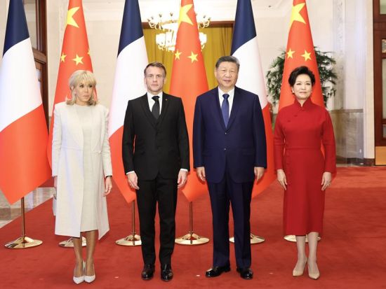 Xi holds talks with Macron