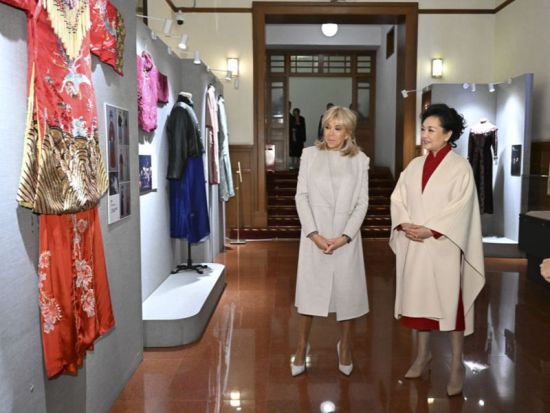 Peng Liyuan, Brigitte Macron visit Beijing People's Art Theatre