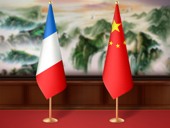 Xi holds talks with Macron