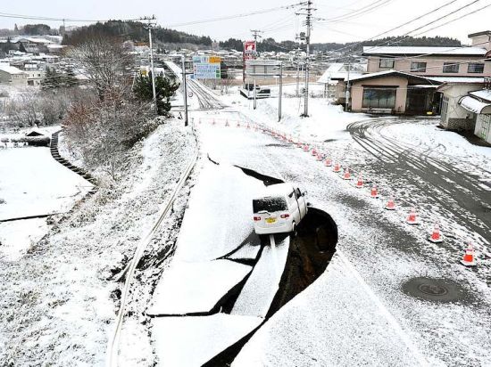 M7.5 quake in Japan injures 30, forces mass evacuations