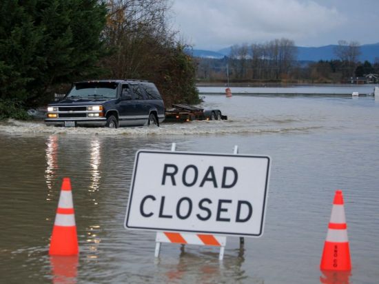 Floods in US, Canada force huge evacuations