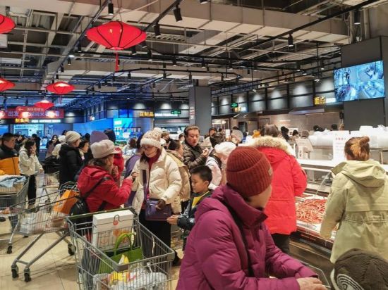 China's consumption market expands with 4 pct growth in retail sales in first 11 months