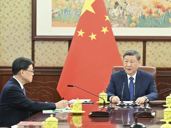 Xi hears report from HKSAR chief executive