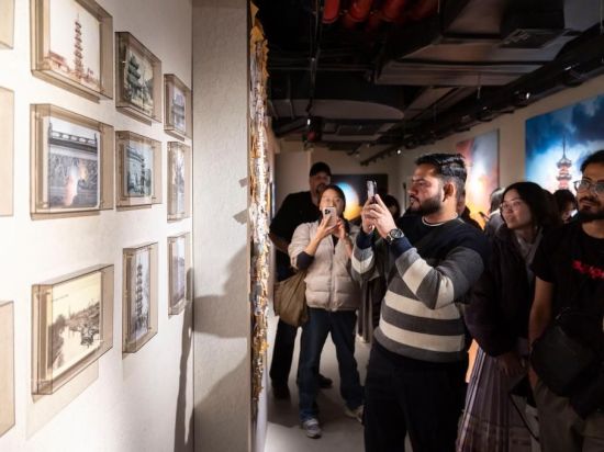 Guests attending 4th Shanghai Int'l Literature Week visit cultural sites