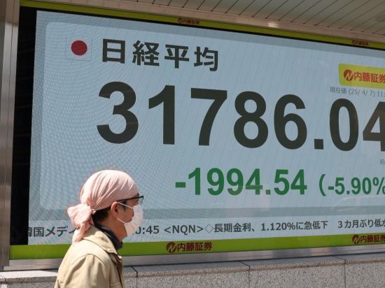 Tokyo stocks fall amid concerns over AI investment