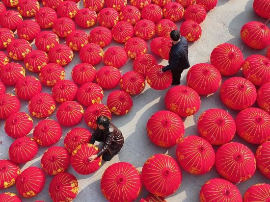Handcrafted lanterns brighten up festive season