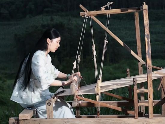 Trending in China | Lotus fiber weaving: nature woven into textiles