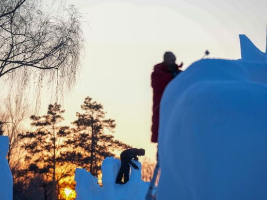 Snow sculpture works begin to take shape at Harbin int'l competition