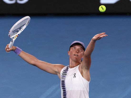 Swiatek overcomes stutter to reach Australian Open 4th round