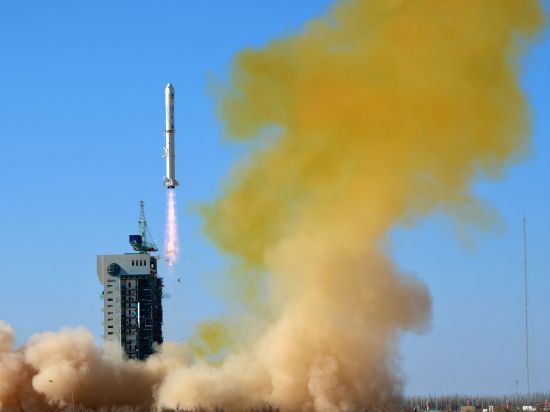 Xi, Algerian president exchange congratulations over successful launch of Algerian satellite