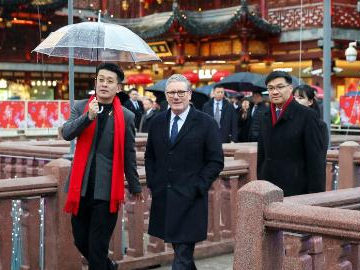 British PM visits Yuyuan Garden in Shanghai