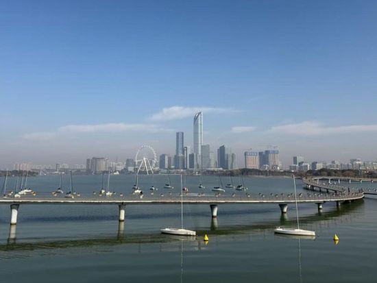 Suzhou's Jinji Lake: Harmony between nature and modern life
