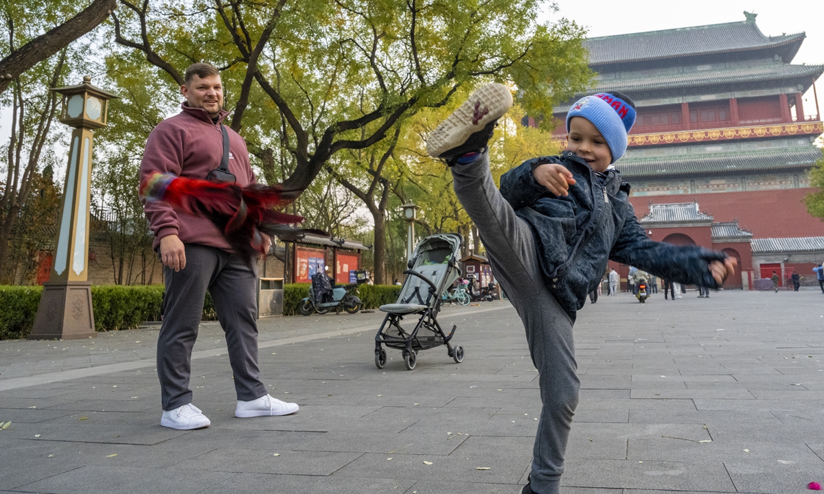 Foreign tourists experience shuttlecock kicking in Beijing on November 11, 2025. Photo: VCG 