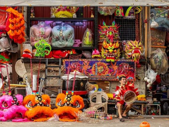 Craftsman prepares for Chinese New Year in Philippines