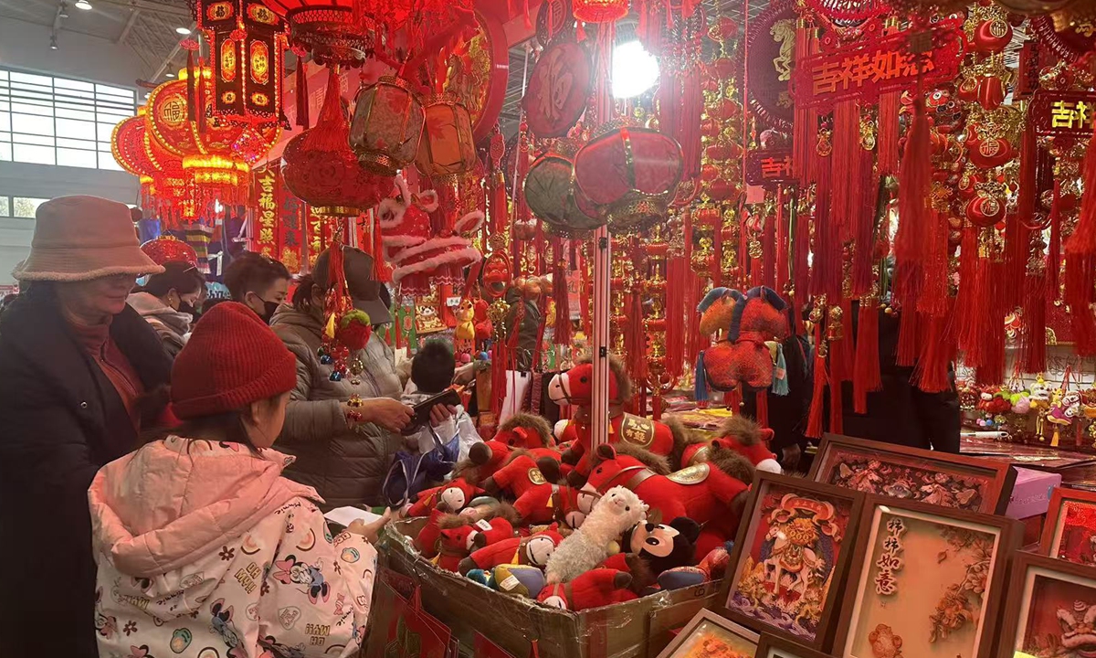 Consumers seen at the 30th Old Beijing New Year Goods Fair in Chaoyang district in Beijing on February 8, 2026. Photo: Ma Jingjing/GT