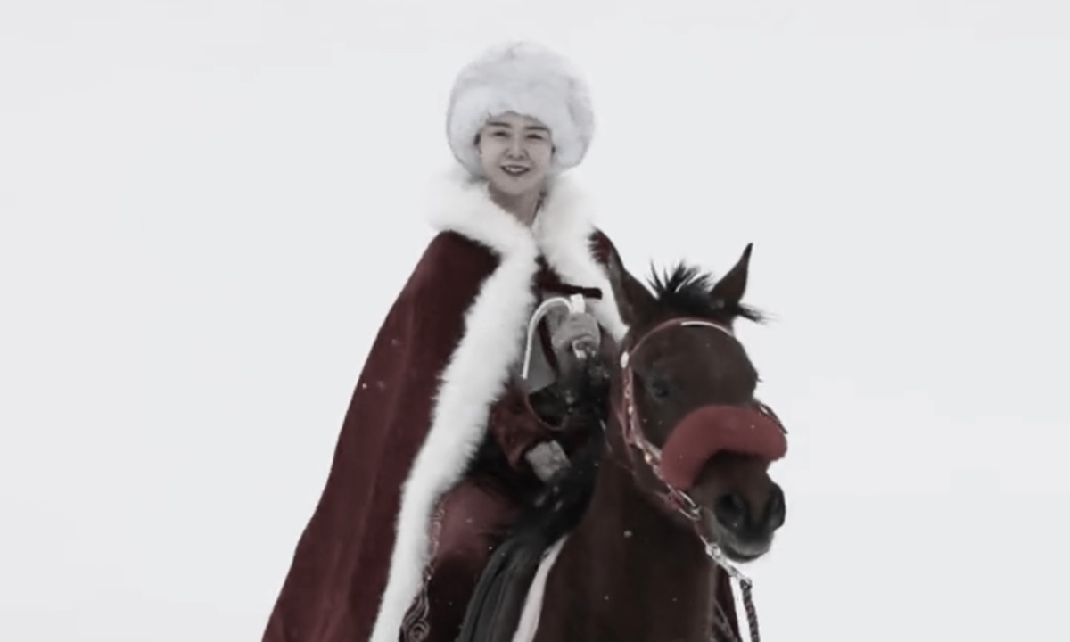 A screenshot from a live stream of He Jiaolong, director of the agricultural products brand development and production-sales service center of the Xinjiang Uygur Autonomous Region, who passed away on January 14, 2026. 