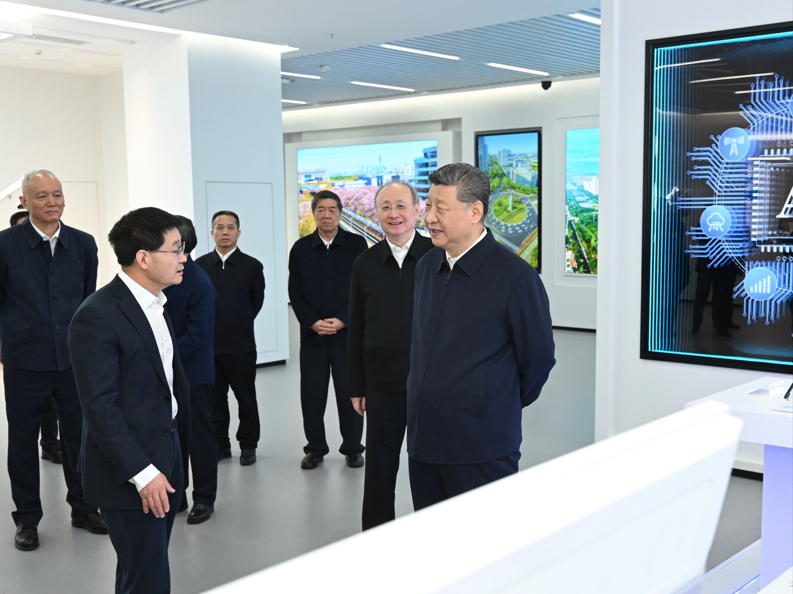 Xi visits IT innovation park in Beijing
